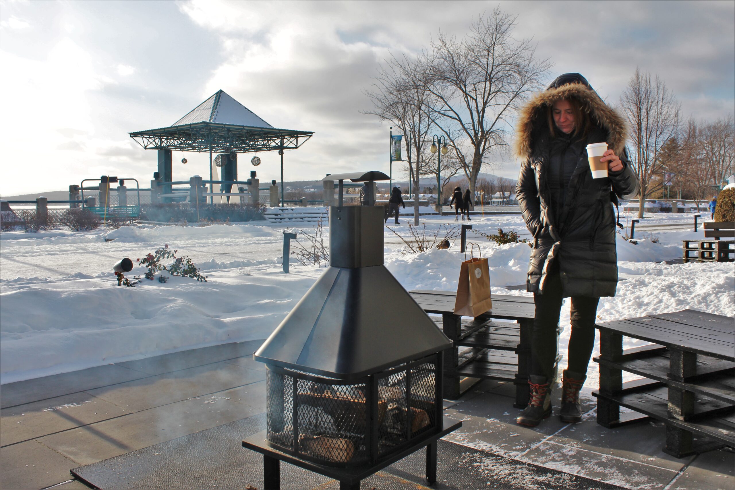 Café sur le bord du feu au Kómptoir