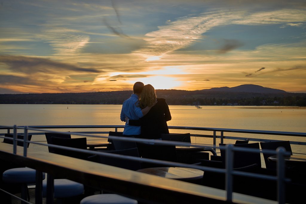 Couple admirant le coucher de soleil lors d’une croisière sur le lac Memphrémagog.